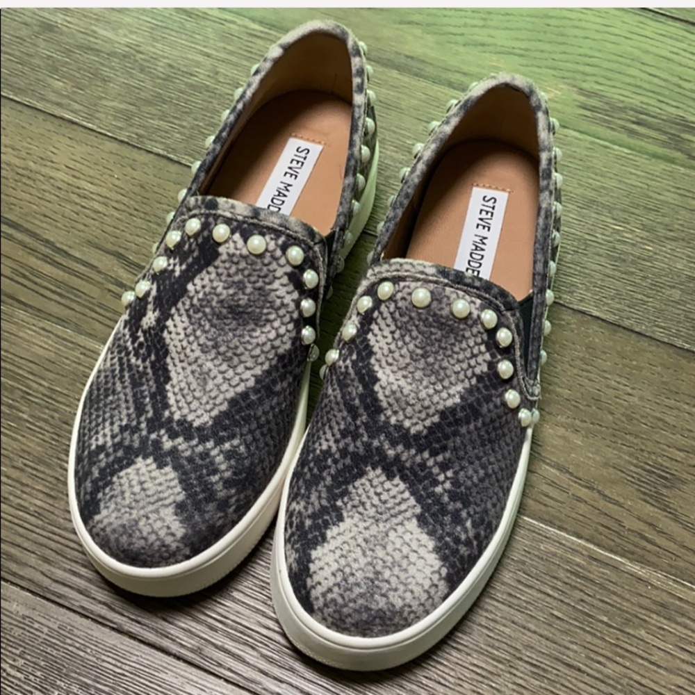STEVE MADDEN VELVET PLATFORM WITH PEARLS